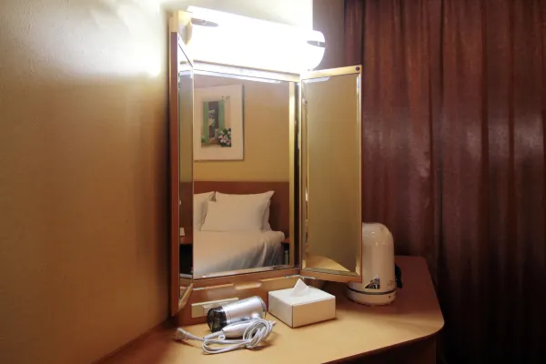 room detail thumbnail 2