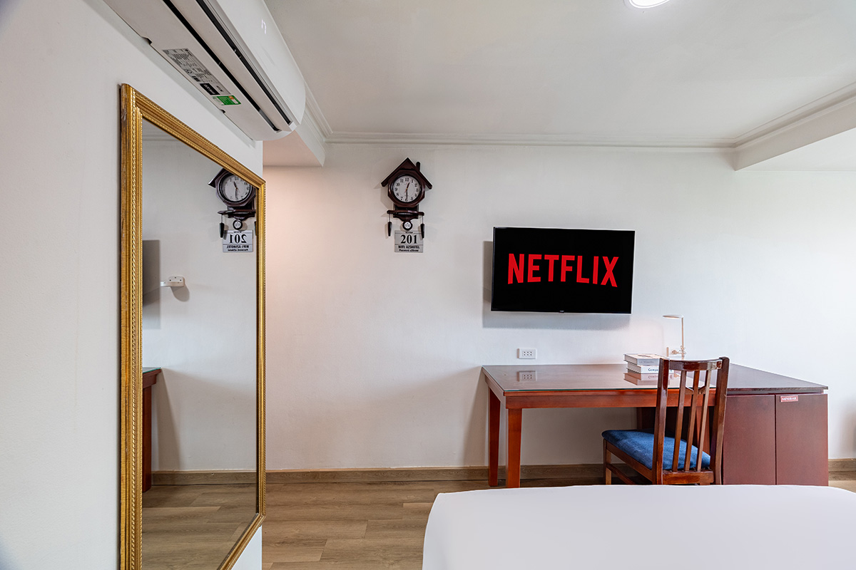 room detail thumbnail 2