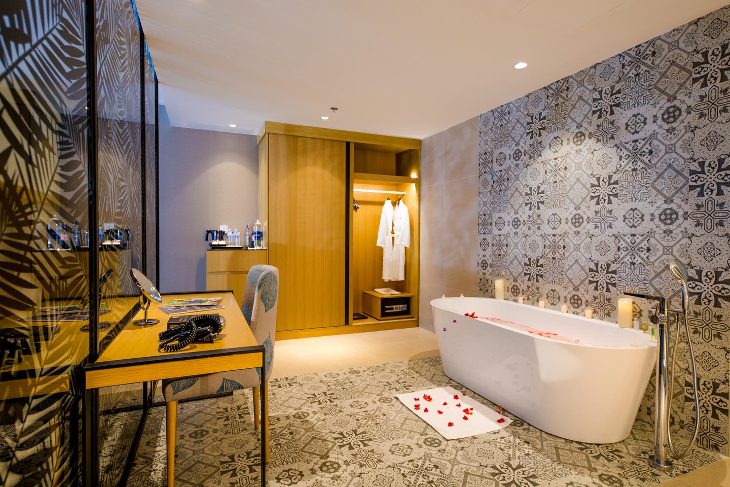 room detail thumbnail 2