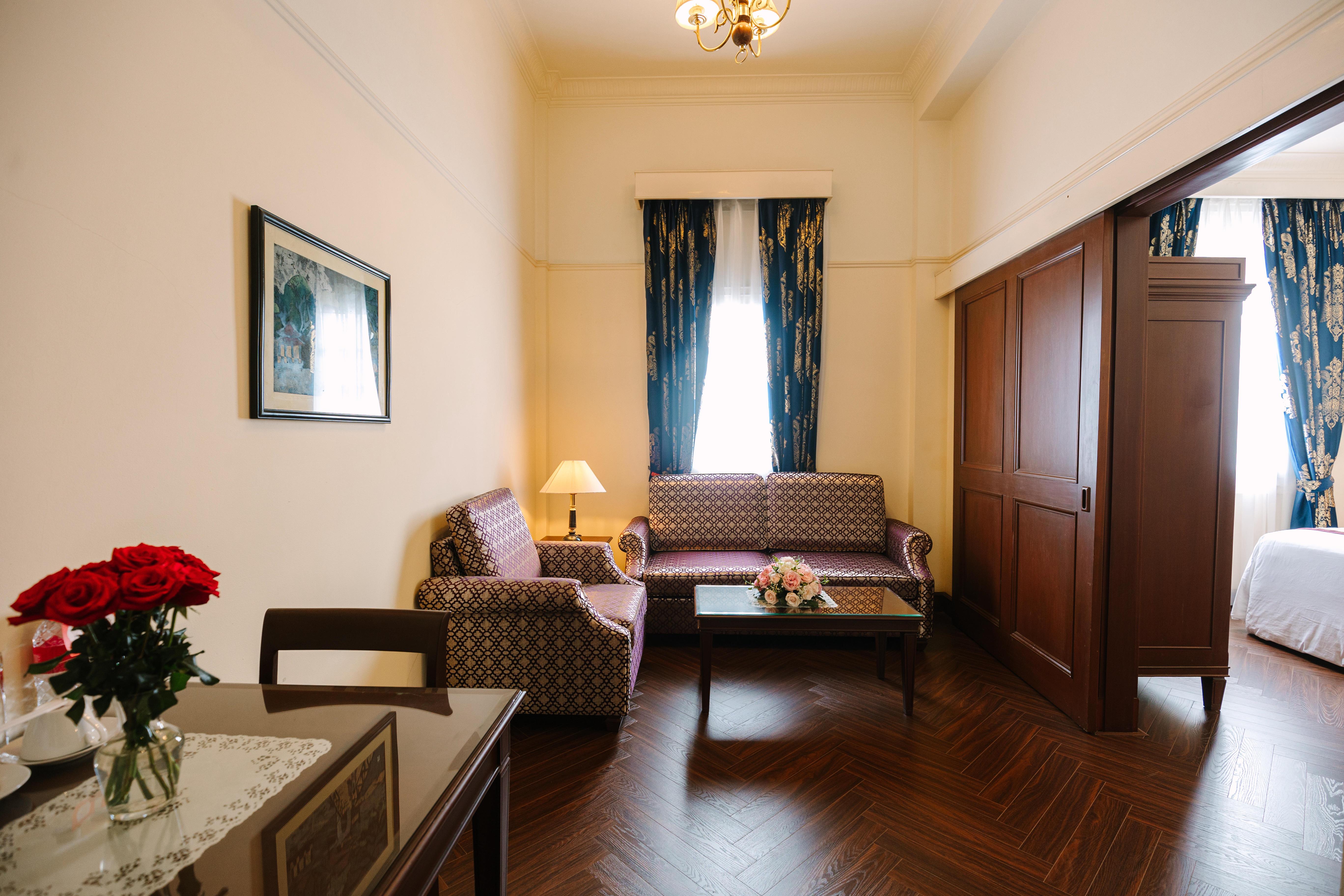 room detail thumbnail 1