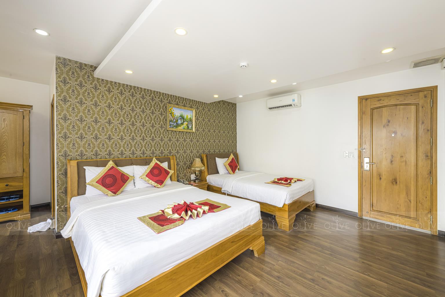 room detail thumbnail 2